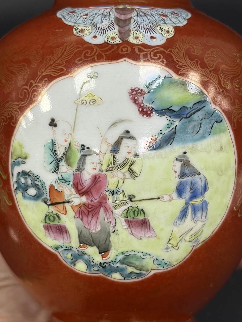 清乾隆 珊瑚红釉描金花卉开光粉彩婴戏图蝶耳尊一对 - 图14