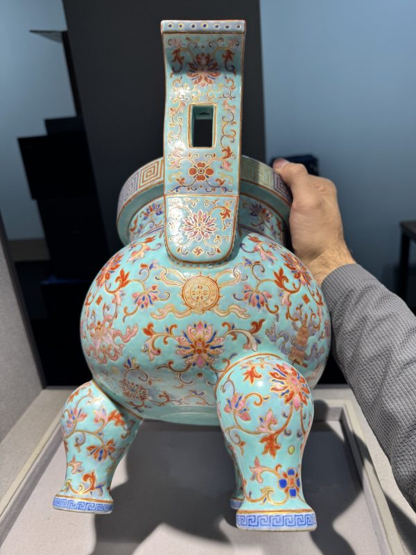 清道光 松石绿地洋彩描金莲托八宝纹朝冠耳炉（或为孤例） - 图12