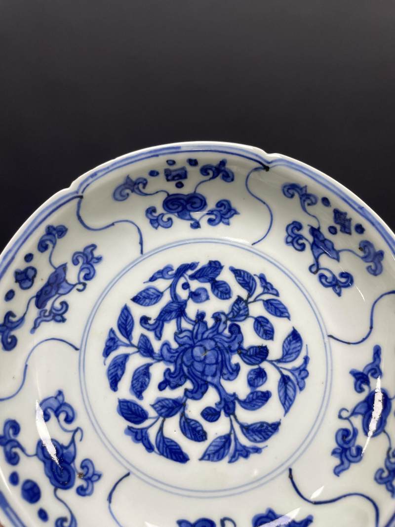 明嘉靖 青花开光折枝花卉纹花口盘 - 图4