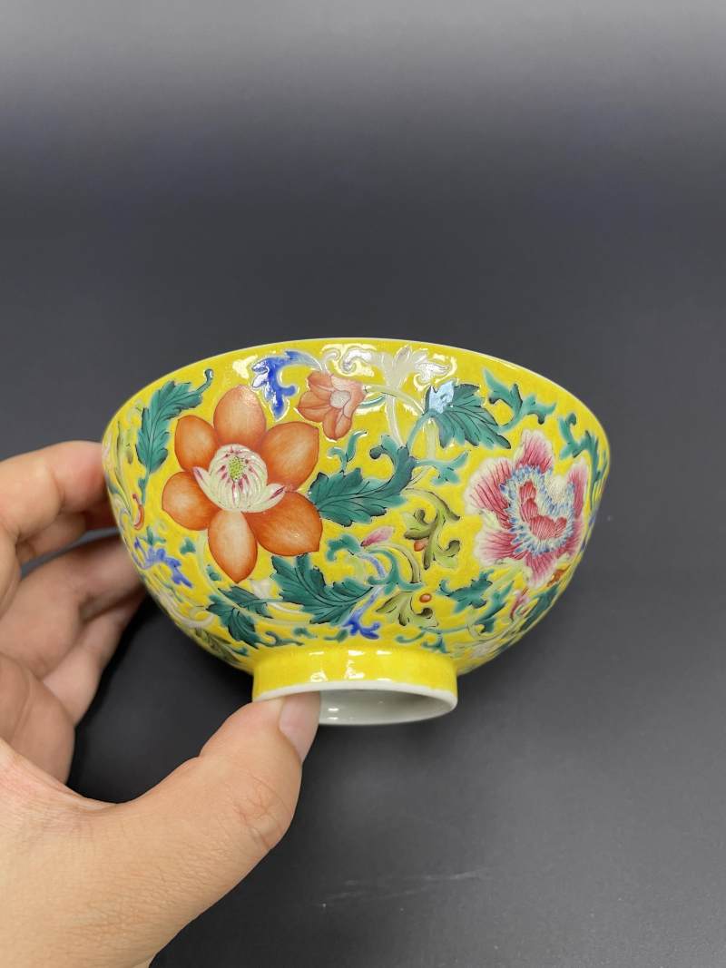 清光绪 黄地洋彩缠枝花卉纹碗 - 图5