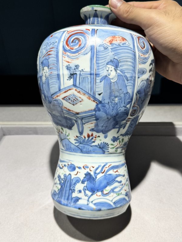 明万历 青花五彩人物故事图梅瓶 - 图15