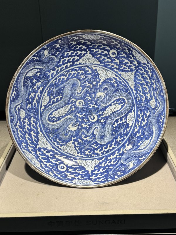 清康熙 青花留白云龙赶珠纹大盘 - 图3