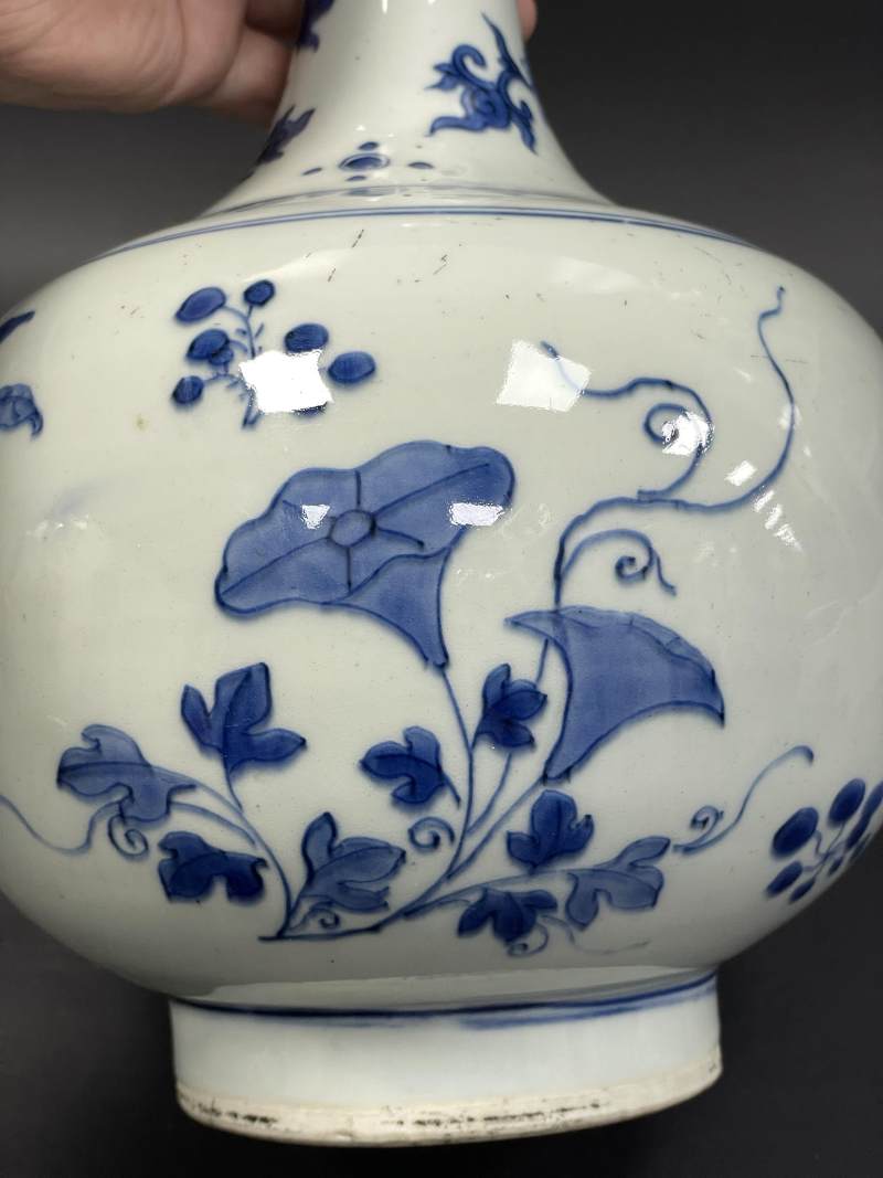 明崇祯 青花花卉纹蒜头瓶 - 图9