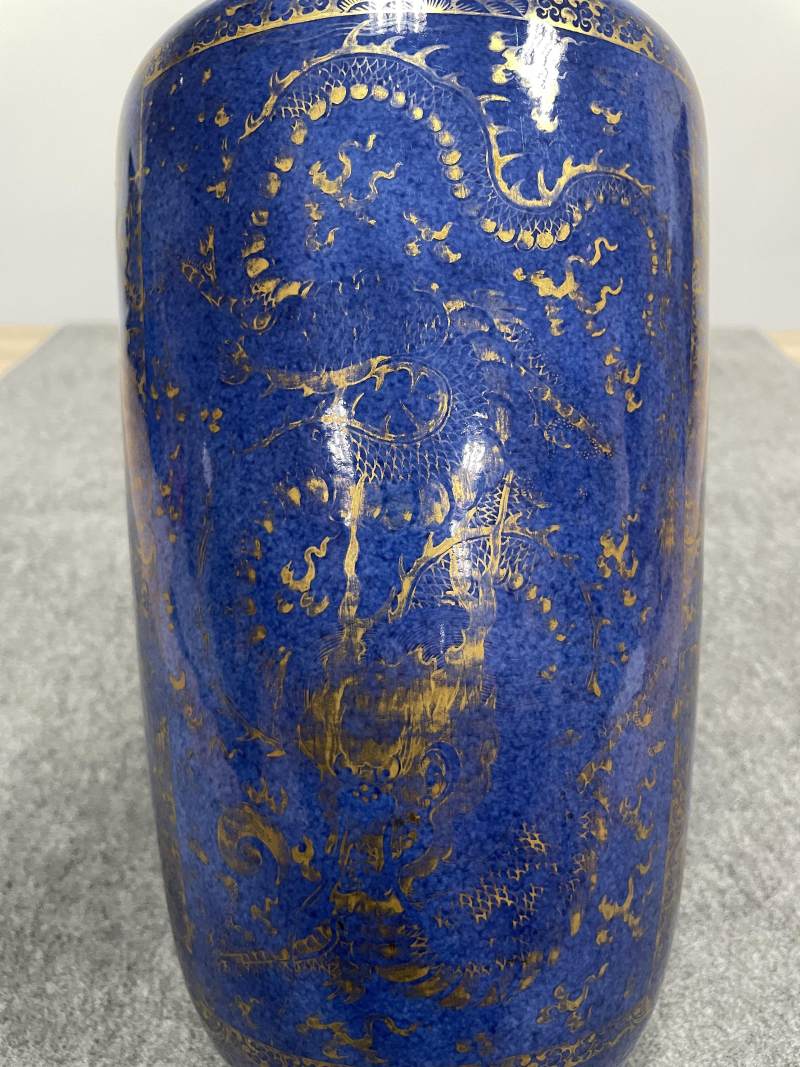 清康熙 洒蓝釉描金花卉开光云龙鱼藻诗文棒槌瓶 - 图9