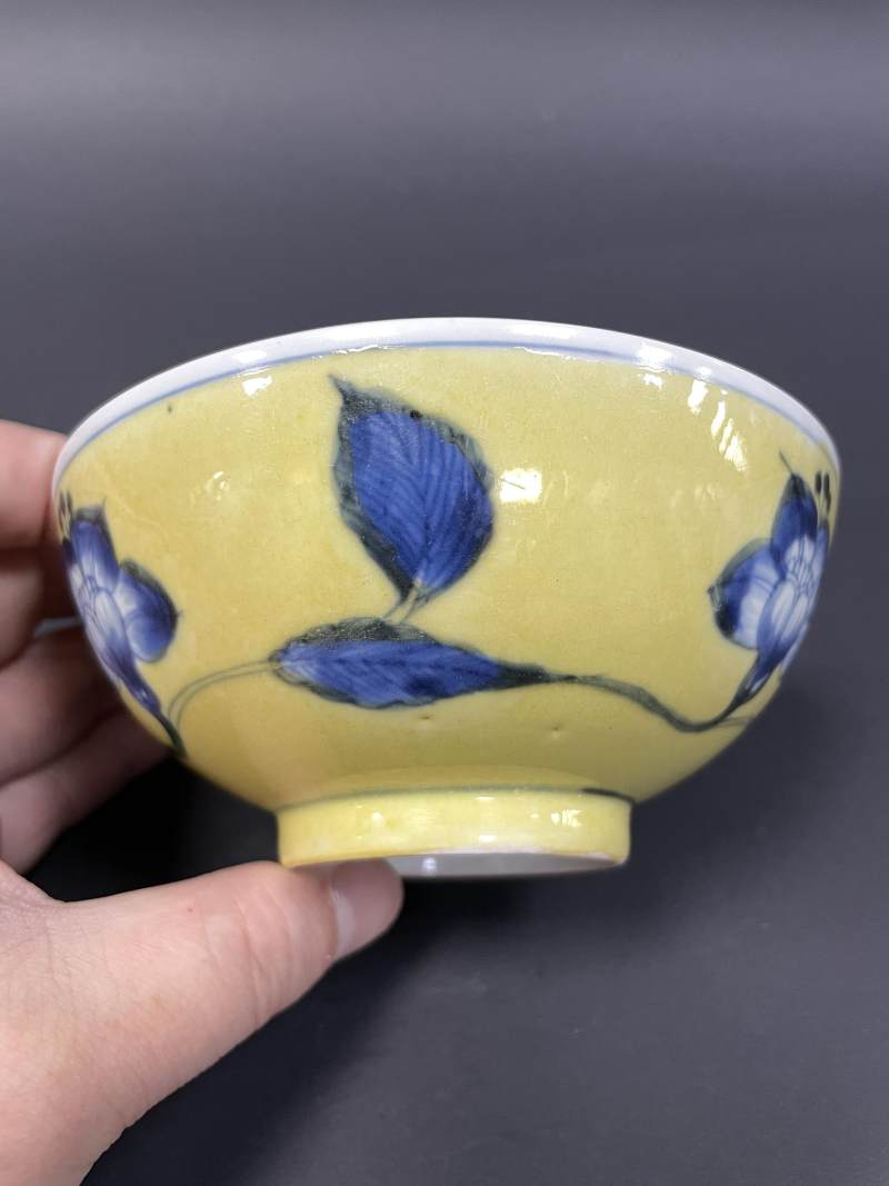 清康熙 黄地青花缠枝花卉纹碗 - 图3