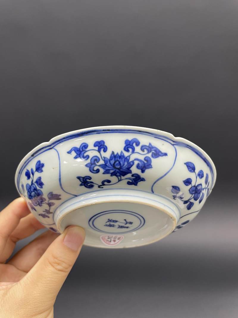 明嘉靖 青花开光折枝花卉纹花口盘 - 图5