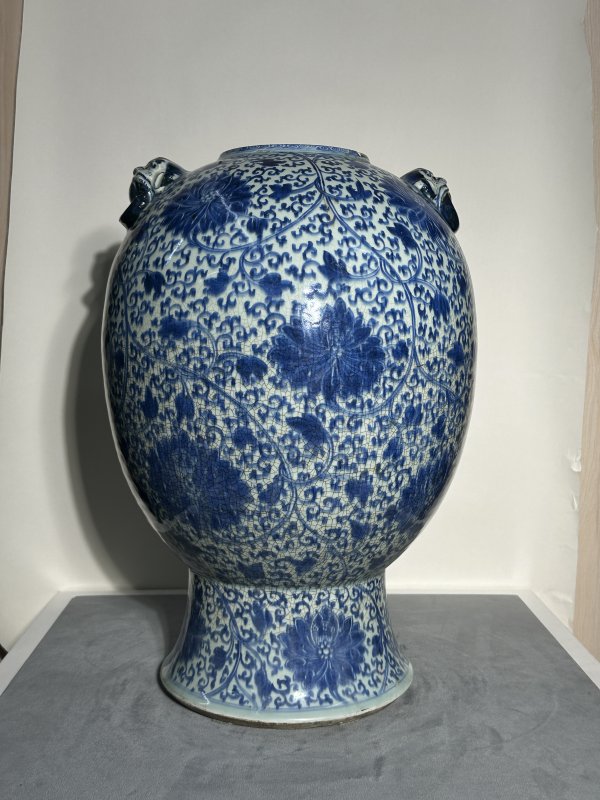 清乾隆 青花缠枝莲纹铺首尊 - 图3