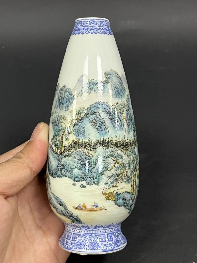民国 粉彩山水人物纹瓶一对 - 图2