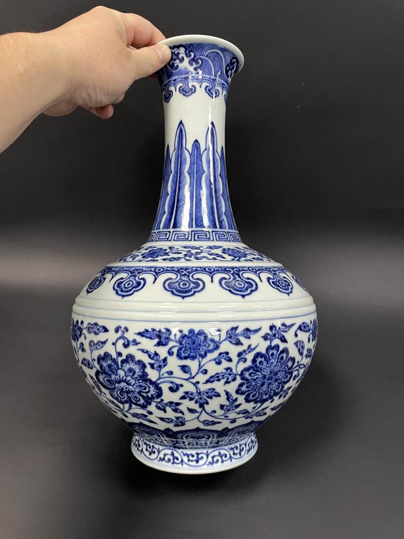 清乾隆 青花缠枝莲纹赏瓶 - 图5