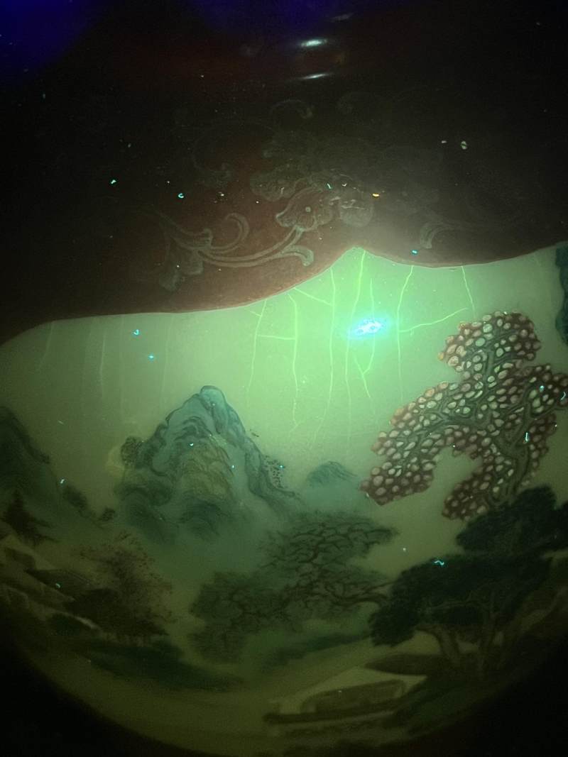 清乾隆 珊瑚红地描金花卉开光粉彩山水人物纹螭耳瓶 - 图14