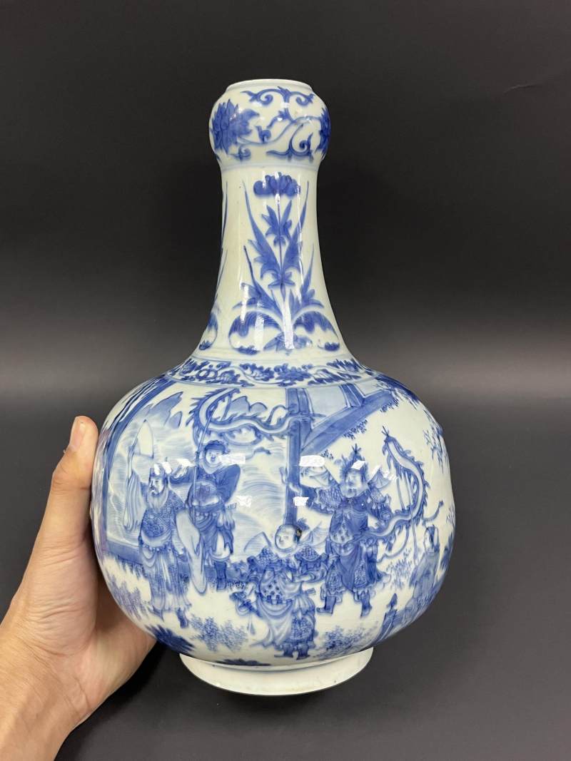 明崇祯 青花三国演义人物故事图蒜头瓶 - 图2
