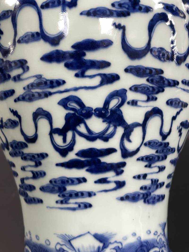 清乾隆 青花云蝠八宝纹花耳瓶 - 图12