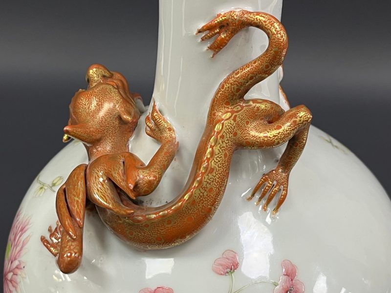 清晚期 粉彩花鸟纹蟠螭小天球瓶 - 图10
