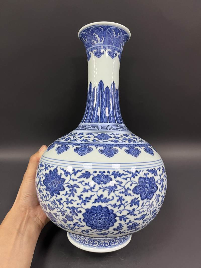 清乾隆 青花缠枝莲纹赏瓶 - 图2