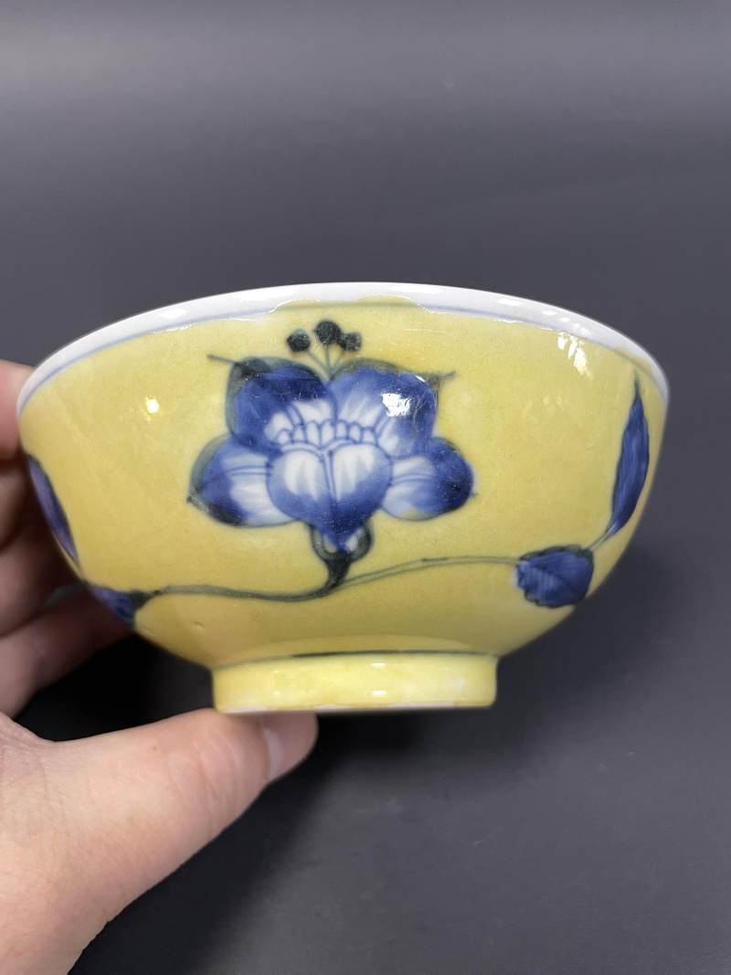 清康熙 黄地青花缠枝花卉纹碗 - 图4
