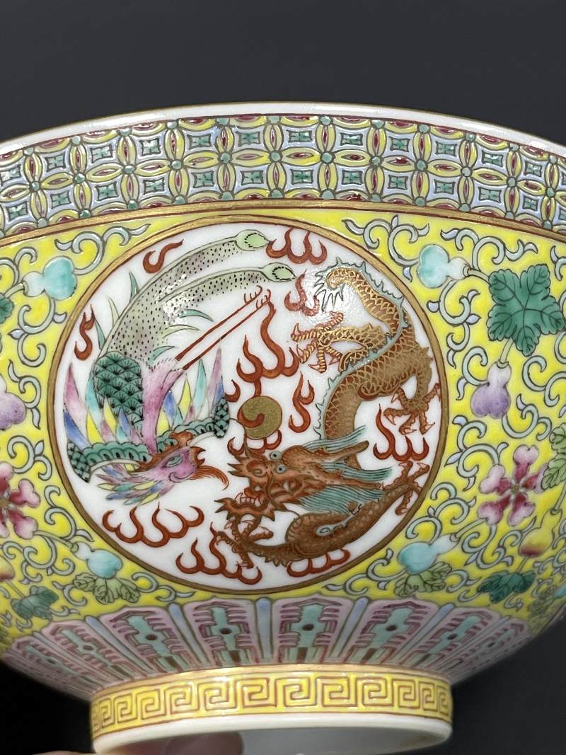 清光绪 黄地粉彩福禄万代开光龙凤纹碗 - 图15