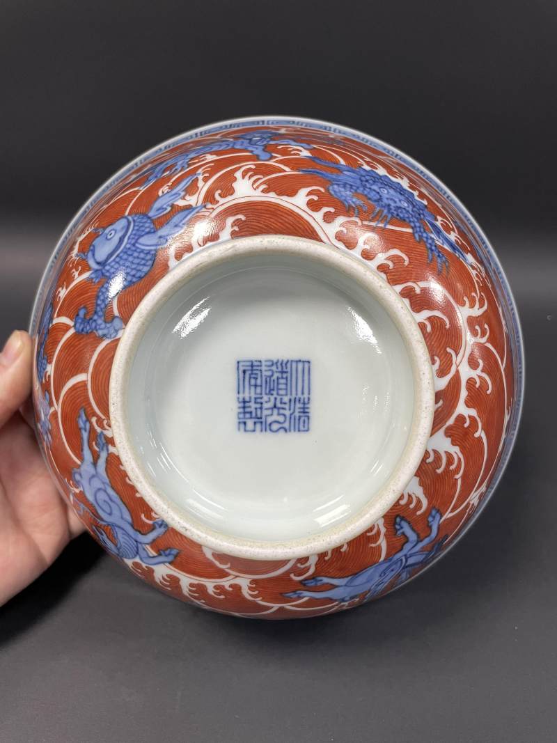 清道光 青花矾红海兽纹大碗 - 图9