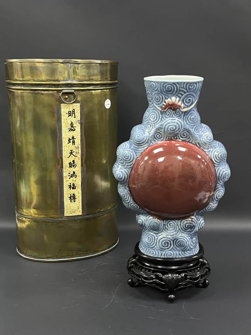 清晚期 青花釉里红海天浴日扁瓶 - 图14