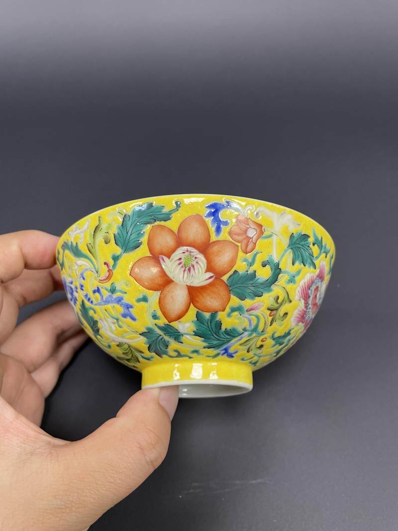 清光绪 黄地洋彩缠枝花卉纹碗 - 图6