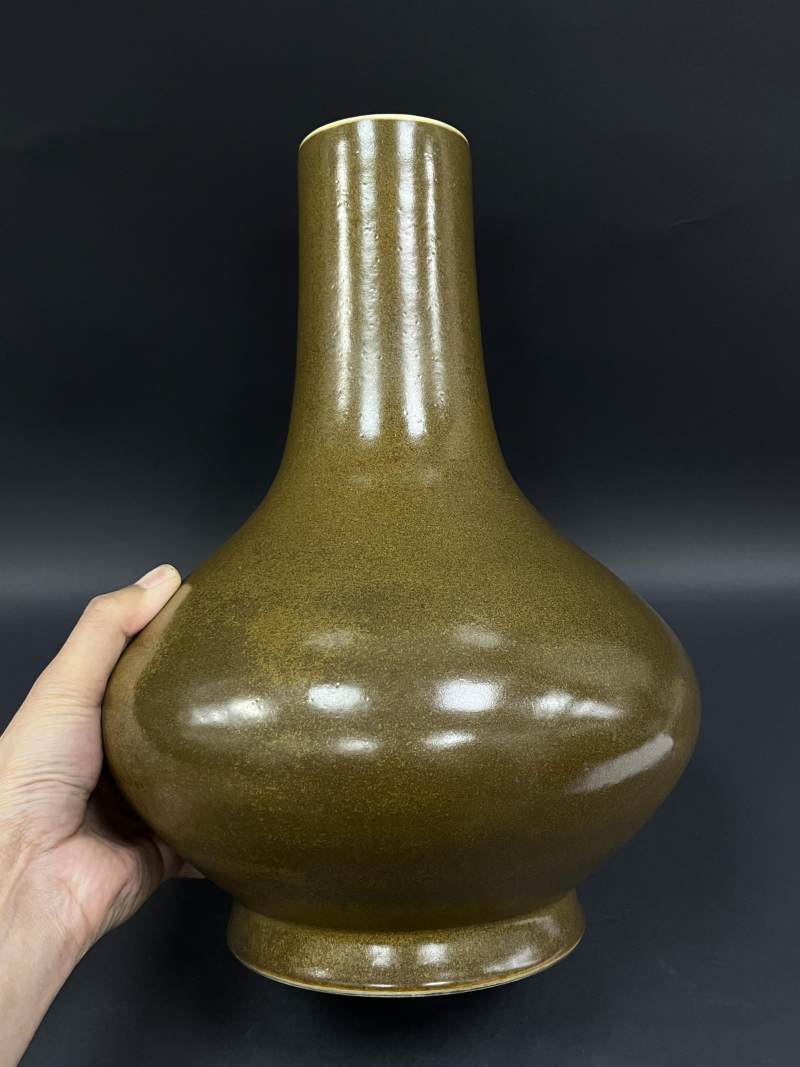 清同治 茶叶末釉荸荠瓶 - 图2