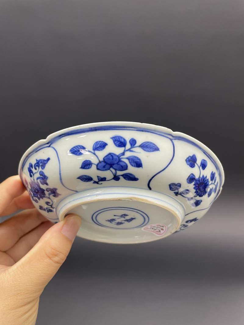 明嘉靖 青花开光折枝花卉纹花口盘 - 图6