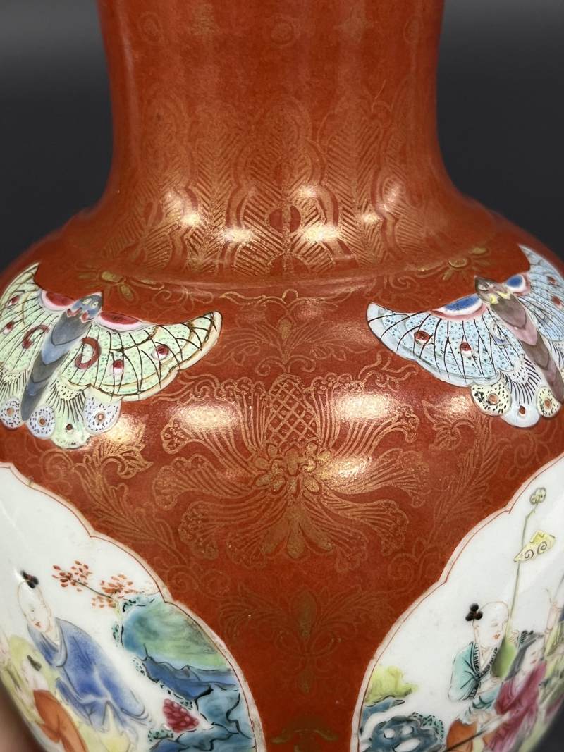 清乾隆 珊瑚红釉描金花卉开光粉彩婴戏图蝶耳尊一对 - 图15