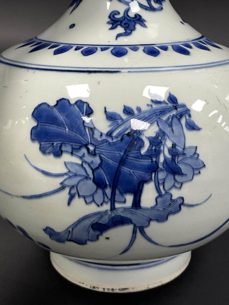 明崇祯 青花花卉纹蒜头瓶 - 图10