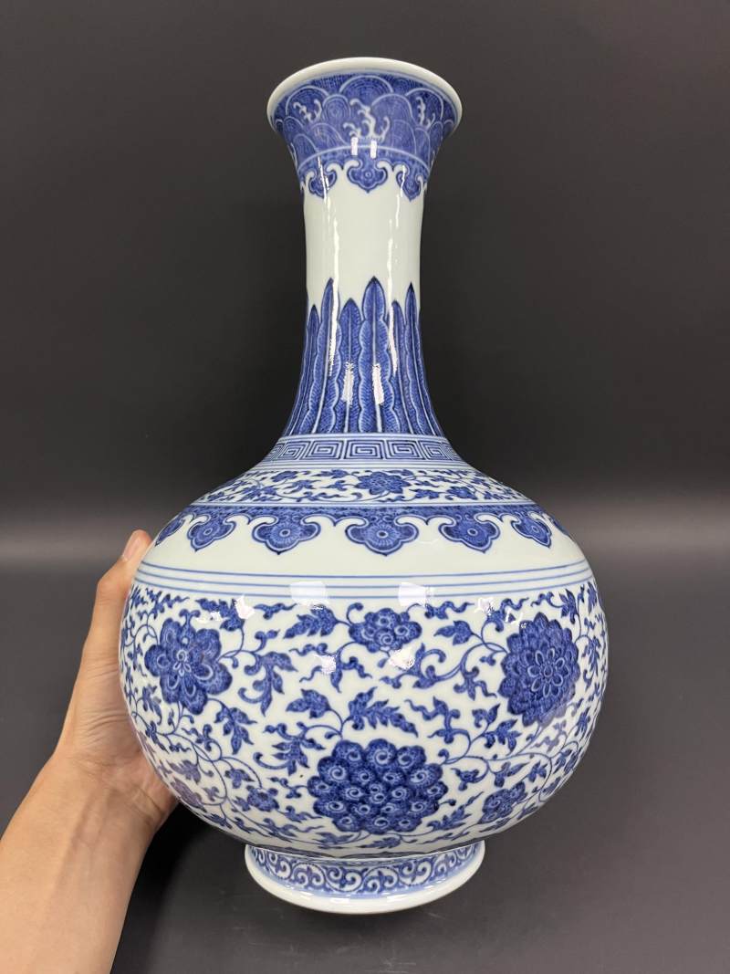 清乾隆 青花缠枝莲纹赏瓶 - 图3