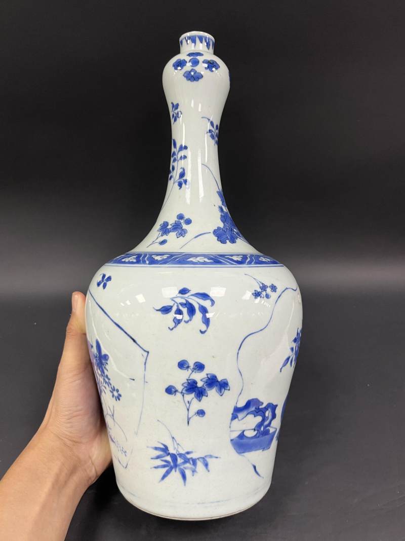 明崇祯 青花开光博古清供图蒜头瓶 - 图7