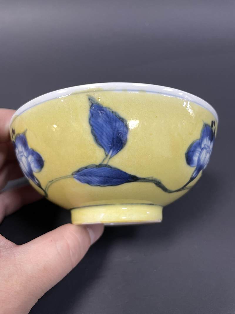 清康熙 黄地青花缠枝花卉纹碗 - 图5