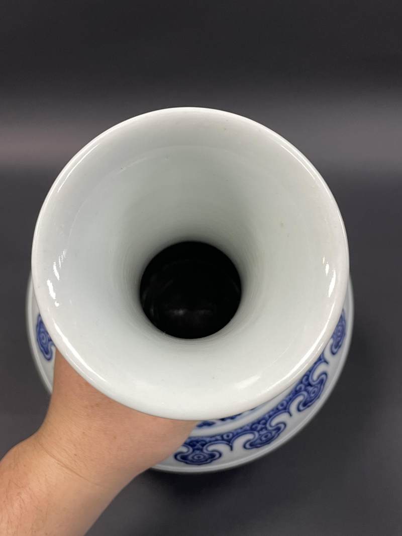 清乾隆 青花缠枝莲纹赏瓶 - 图7