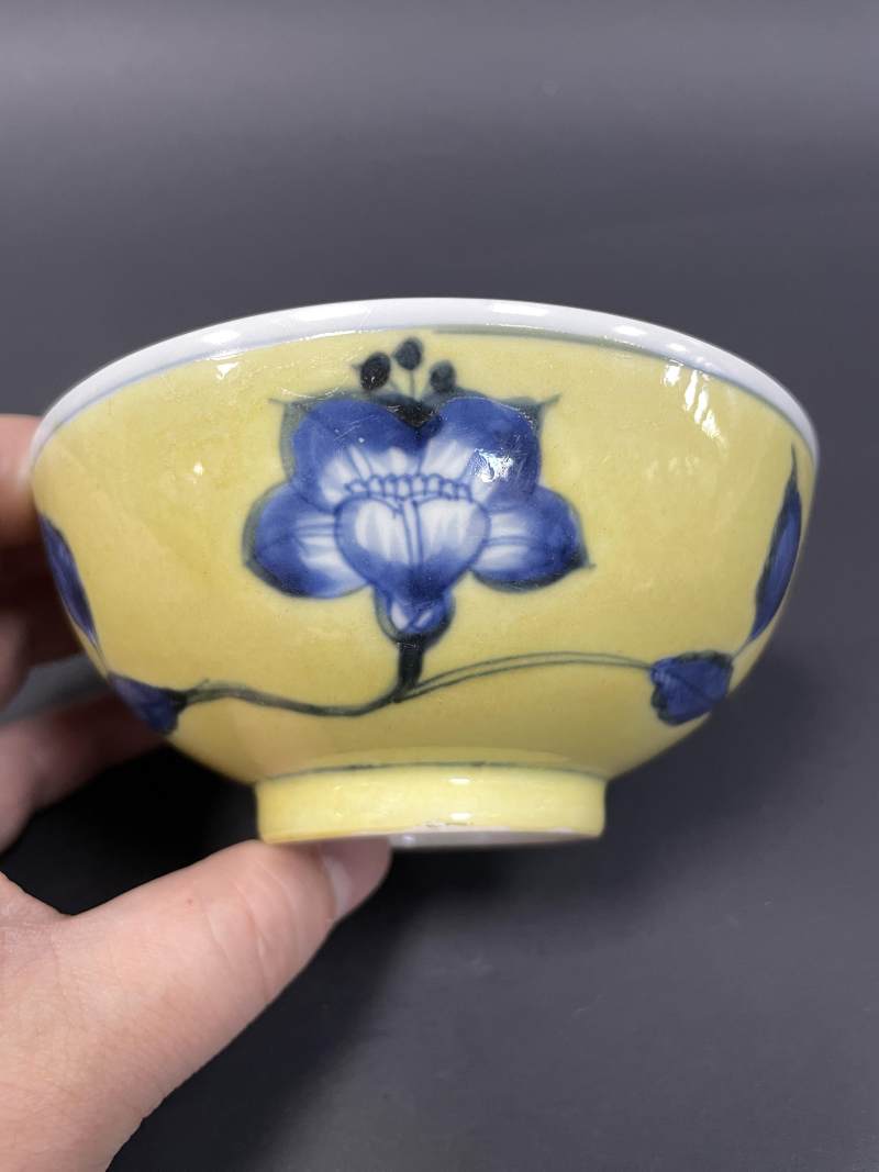 清康熙 黄地青花缠枝花卉纹碗 - 图6