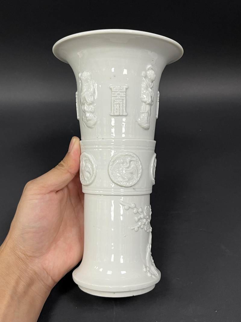 清 德化窑白釉堆塑神仙人物贺寿图小花觚 - 图3