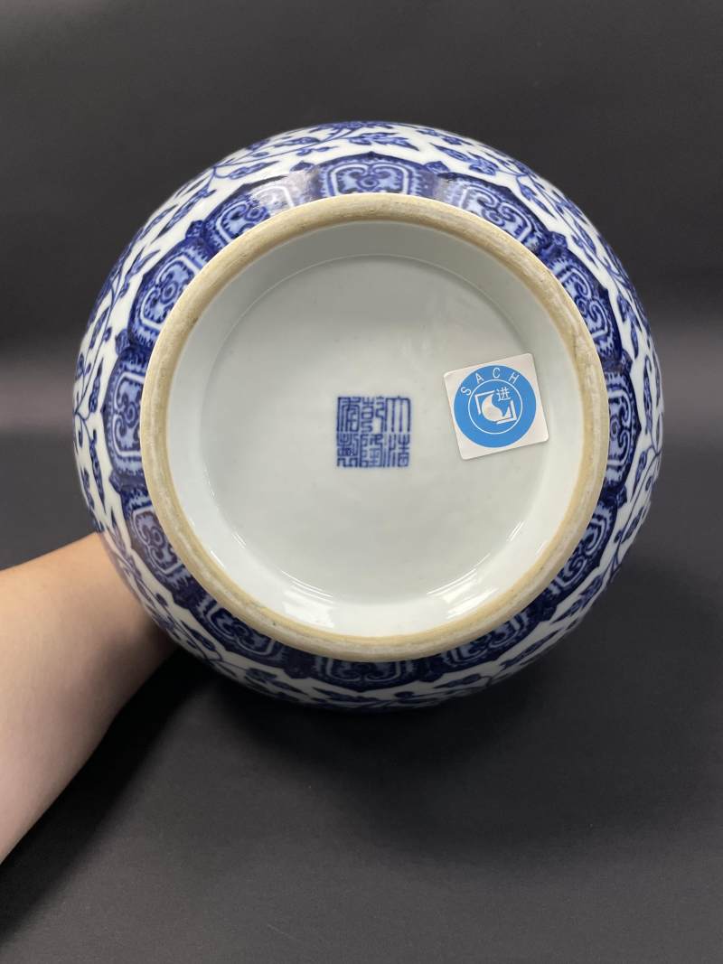 清乾隆 青花缠枝莲纹赏瓶 - 图8