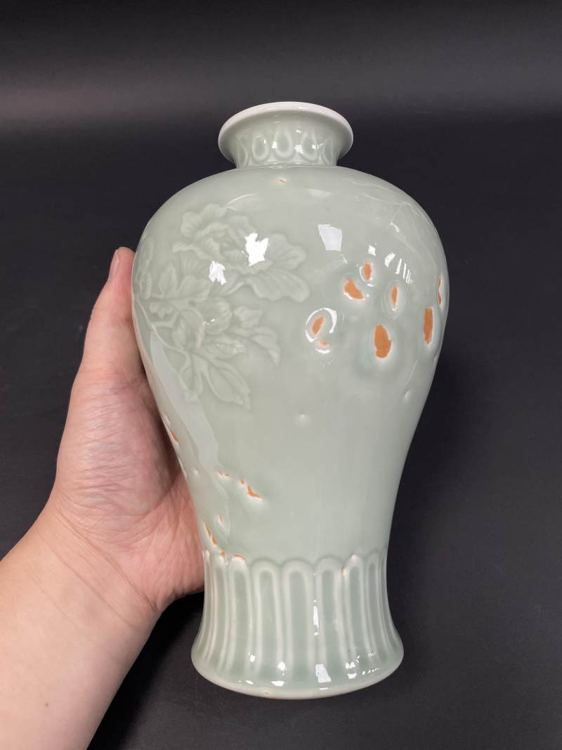现代 青釉凸花牡丹纹梅瓶 - 图12