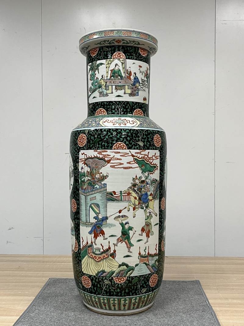 清晚期 五彩缠枝莲开光刀马人物纹大棒槌瓶 - 图2