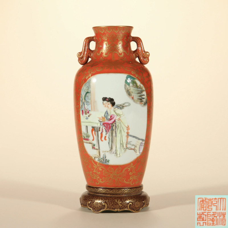 清中期珊瑚红地描金粉彩仕女图双耳瓶-多宝古瓷宝典