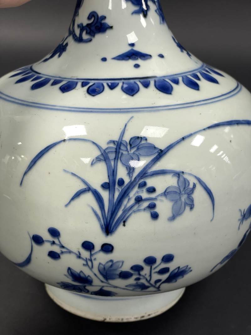 明崇祯 青花花卉纹蒜头瓶 - 图11