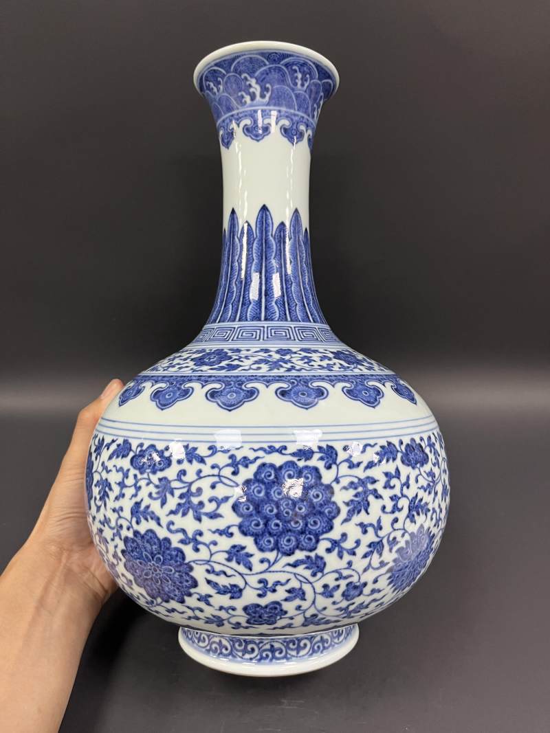 清乾隆 青花缠枝莲纹赏瓶 - 图4