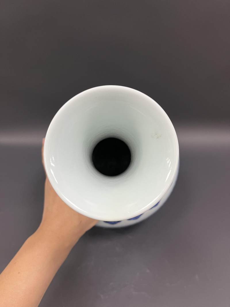 清乾隆 青花缠枝莲纹赏瓶 - 图5