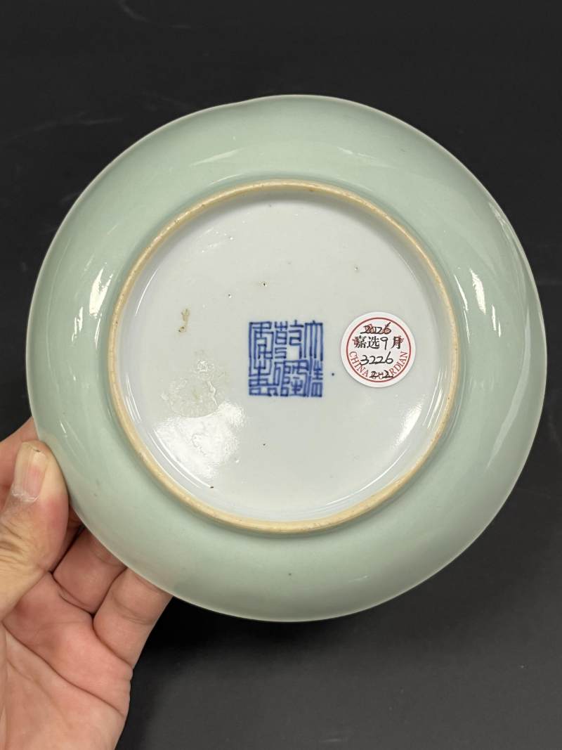 清乾隆 青釉粉彩花蝶纹盘一对 - 图12