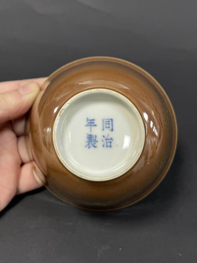 清同治 内青花粉彩暗八仙金玉满堂图外紫金釉描金花蝶纹茶碗 - 图13