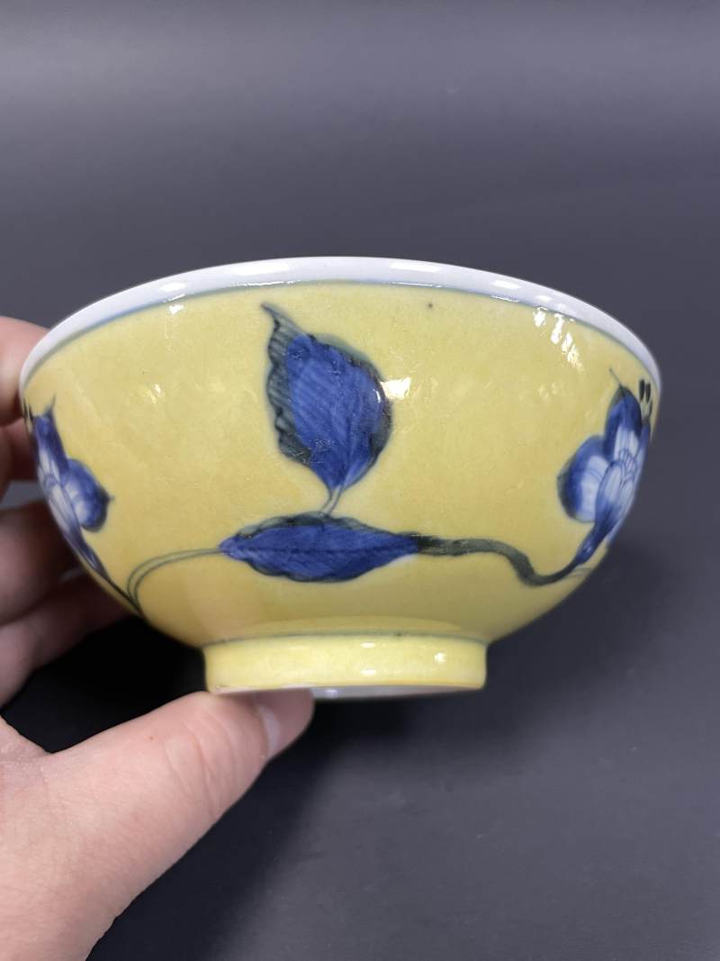 清康熙 黄地青花缠枝花卉纹碗 - 图7