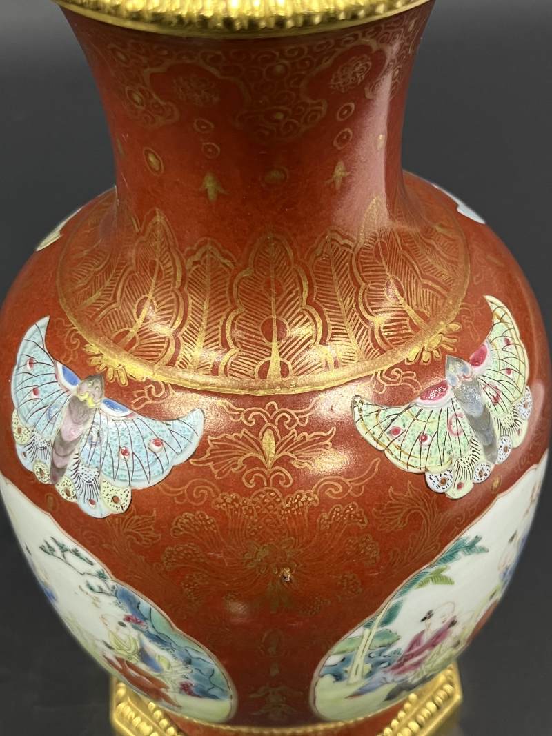 清乾隆 珊瑚红釉描金花卉开光粉彩婴戏图蝶耳尊一对 - 图27