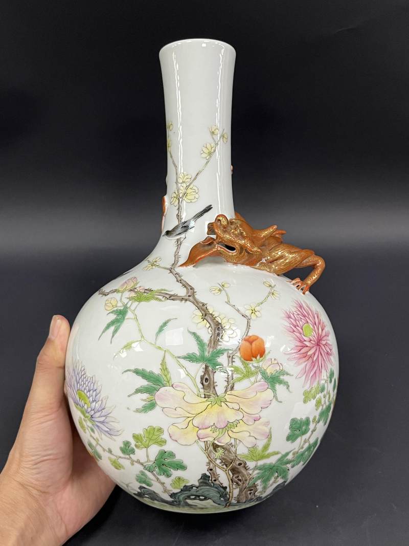 清晚期 粉彩花鸟纹蟠螭小天球瓶 - 图2