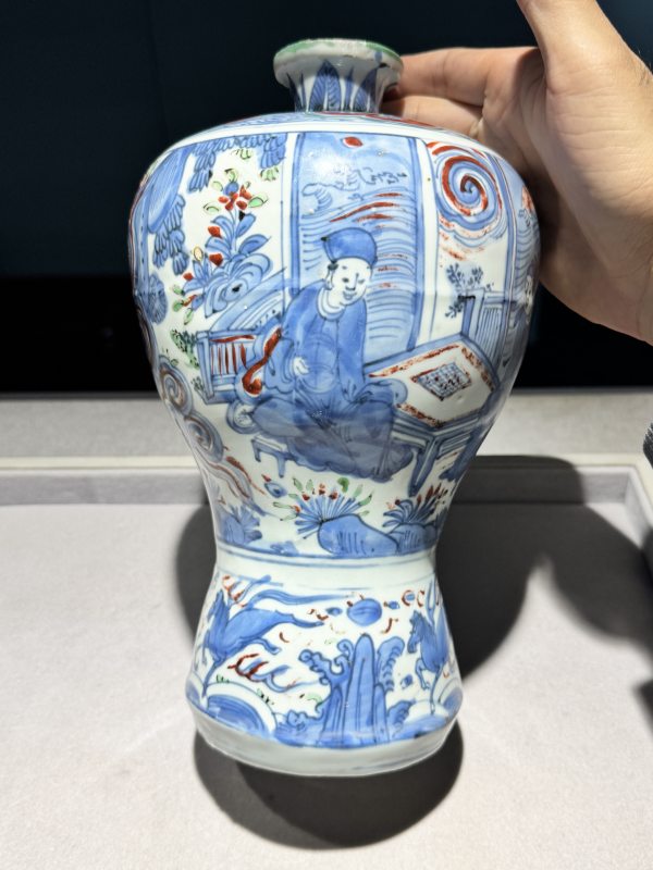 明万历 青花五彩人物故事图梅瓶 - 图17