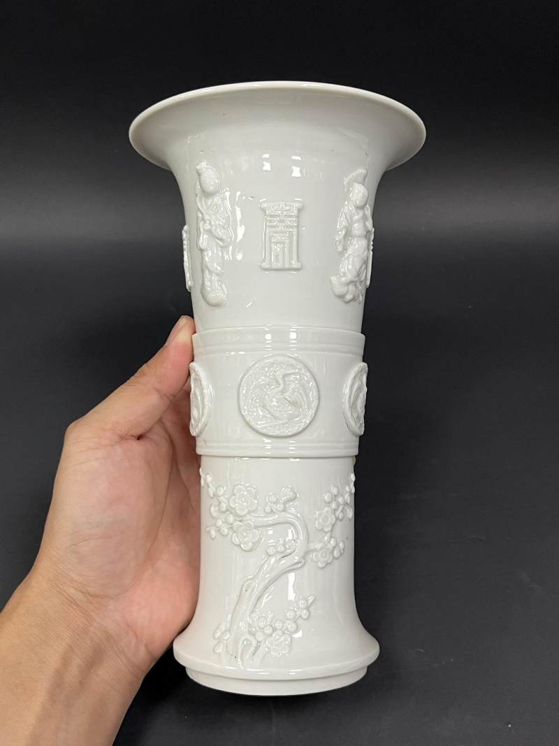 清 德化窑白釉堆塑神仙人物贺寿图小花觚 - 图4