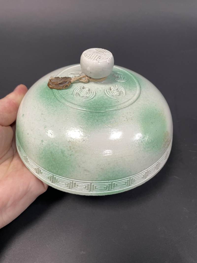 清光绪 仿翡翠釉锦地贴塑蝠纹豆 - 图12