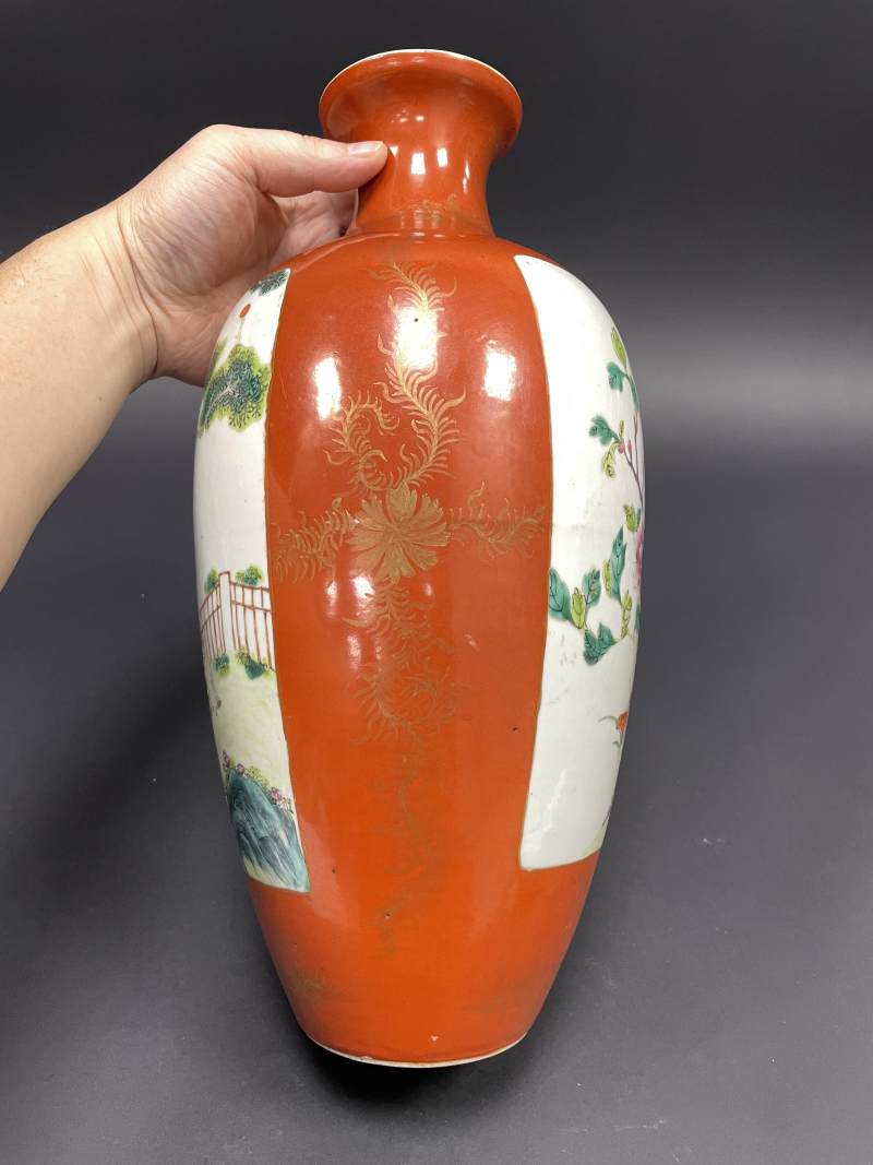 清乾隆 珊瑚红地描金花卉开光粉彩高士花卉纹瓶 - 图3