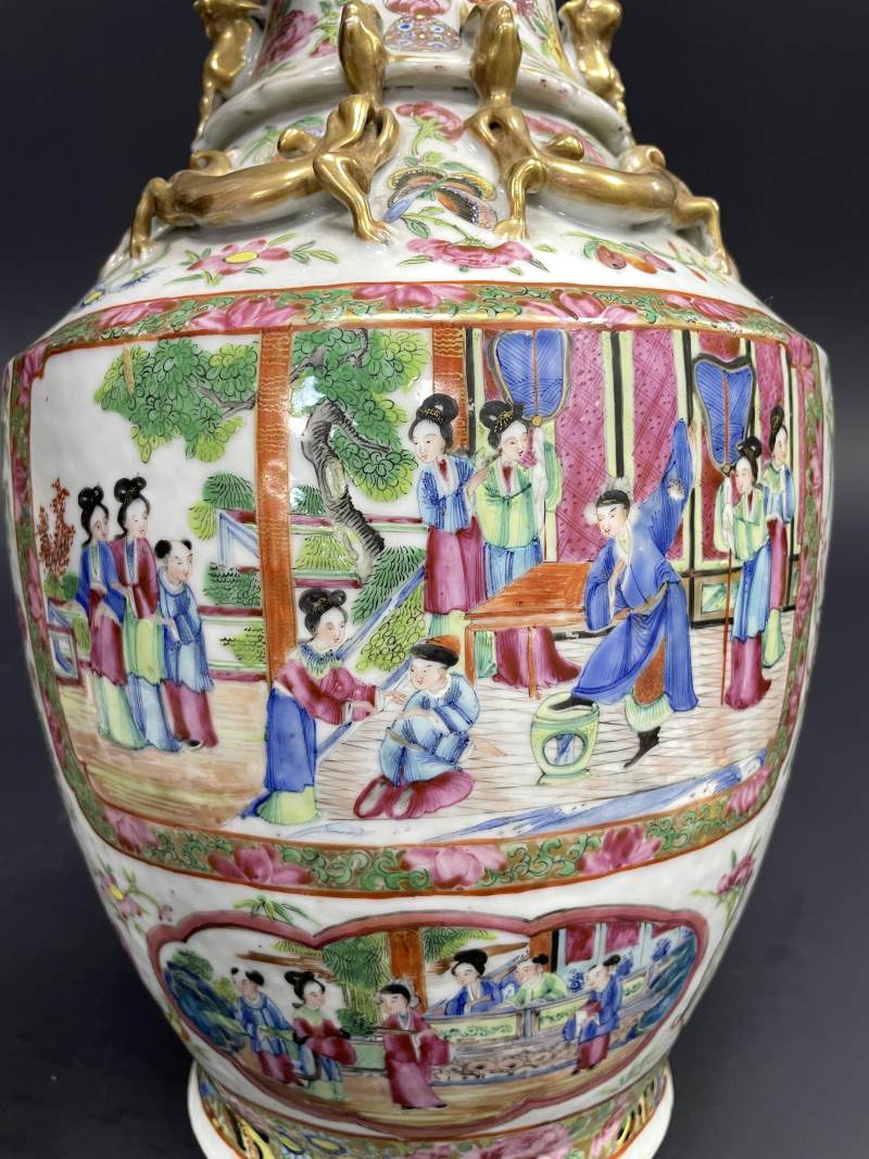 清晚期 广彩花蝶开光仕女图螭龙狮耳瓶一对 - 图12